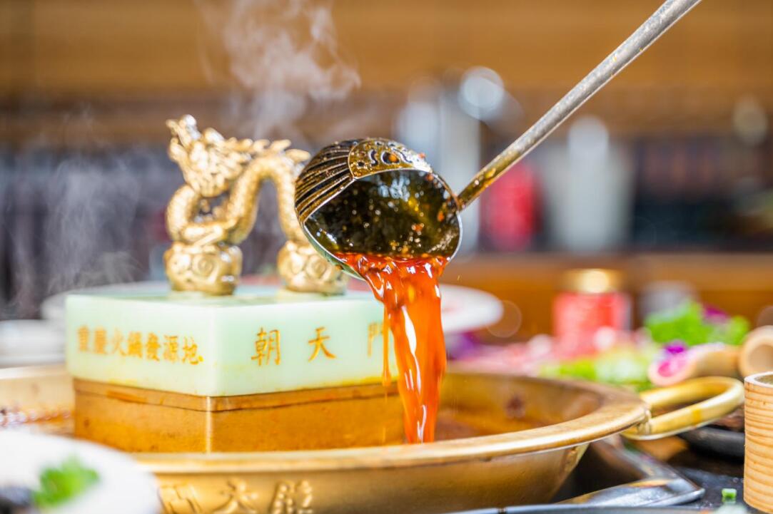 南派火锅油碟烫毛肚，北派火锅麻酱涮羊肉
