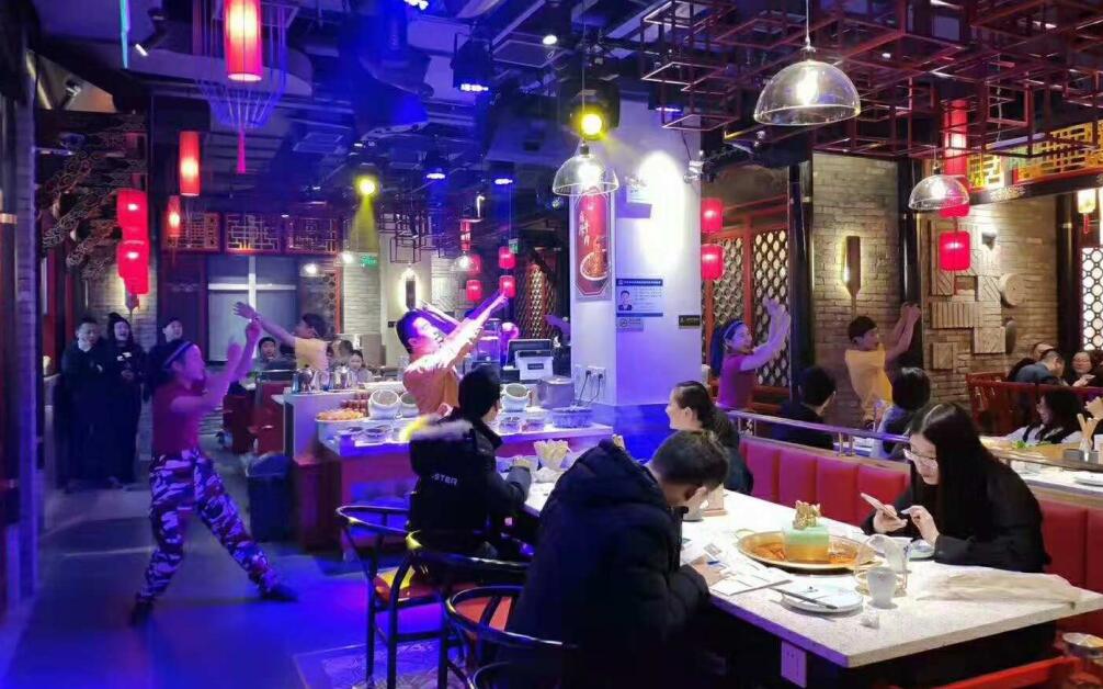 一年四季都排队的火锅店，到底有什么技巧？