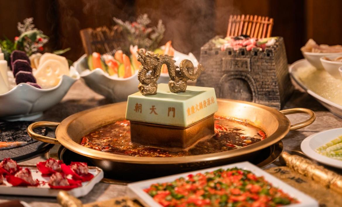 火锅搭配秘制肥肠，爆汁般的享受，让食客大呼惊艳！